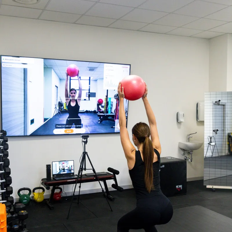 Esercizio di squat guidato con feedback visivo HumanTrak