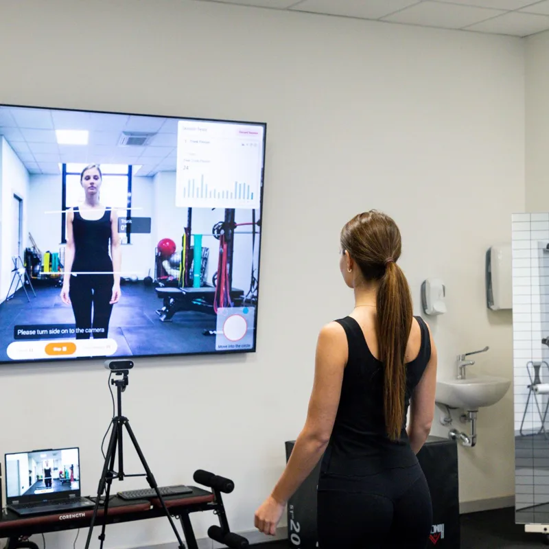 Valutazione della postura con telecamera 3D HumanTrak e risultati sullo schermo